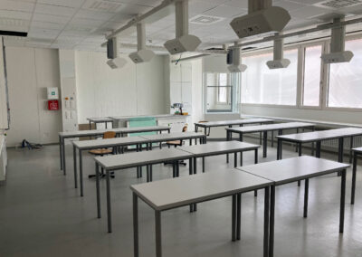 Klassenraum mit Labortischen